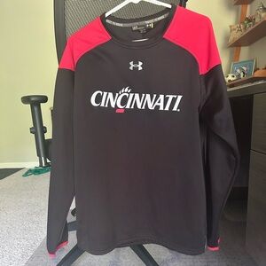 Under Armour Men's Black and Red Cincinnati Bearcats Shirt